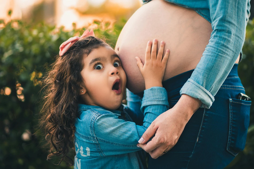 Maternity Photoshoot Ideas - Peekaboo Bump