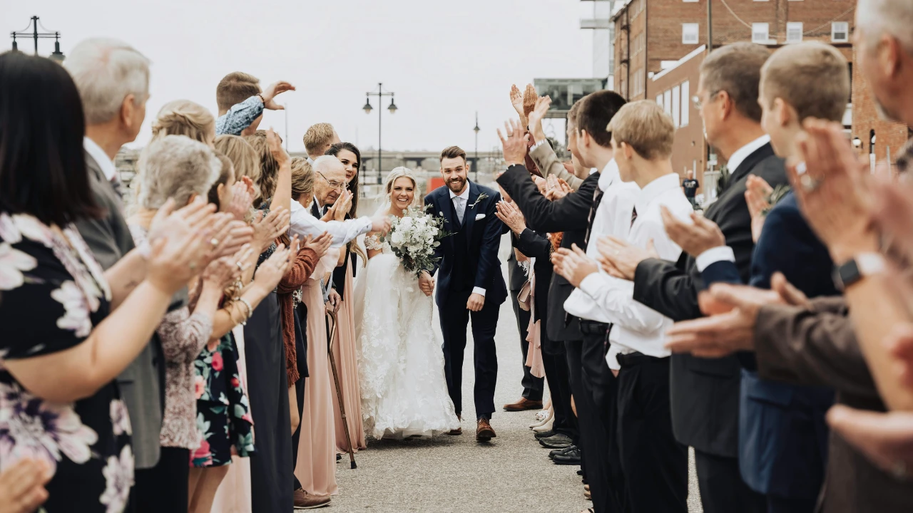 wedding photo ideas - walking away